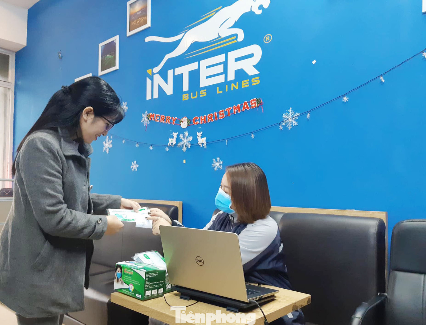 Giữa dịch corona: Doanh nghiệp du lịch phát khẩu trang miễn phí cho hành khách ảnh 1