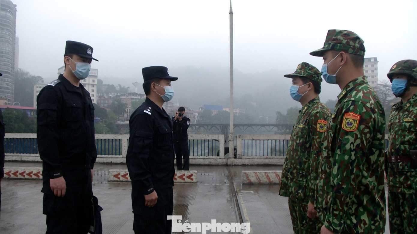 Biên phòng Việt - Trung phối hợp tuần tra ngăn chặn dịch Covid-19 ảnh 3