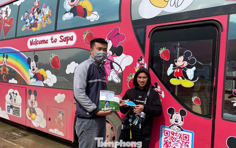 Giữa dịch corona: Doanh nghiệp du lịch phát khẩu trang miễn phí cho hành khách ảnh 3