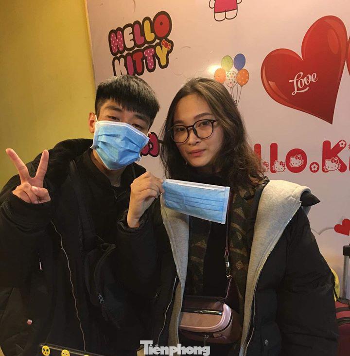 Giữa dịch corona: Doanh nghiệp du lịch phát khẩu trang miễn phí cho hành khách ảnh 2