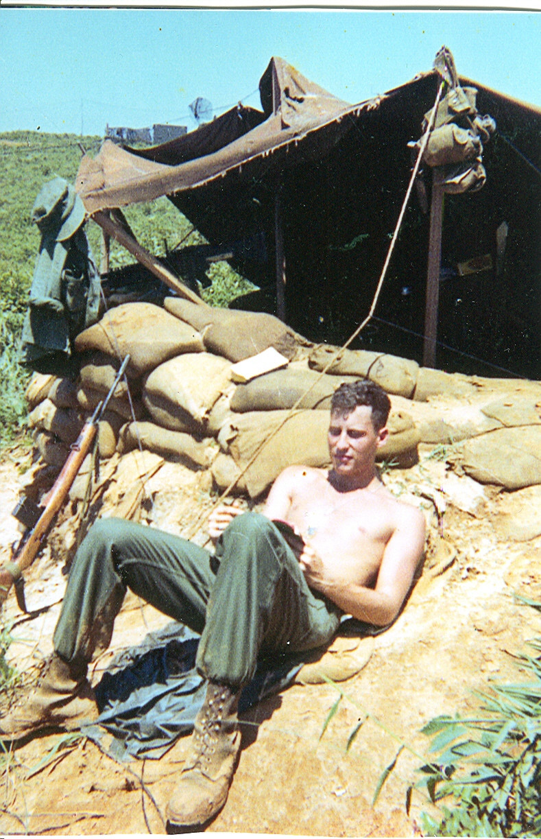 Người buông súng để cầm bút ảnh 1