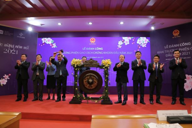 Bộ trưởng Tài chính đánh cồng khai trương phiên GDCK đầu năm, 84% DN niêm yết 2020 có lãi ảnh 1