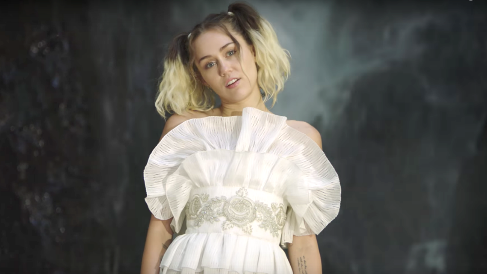 VMAs 2020: Miley Cyrus trình diễn đu người, kỷ nguyên “Wrecking Ball” sắp trở lại? ảnh 3