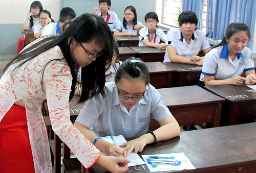 Kiểm tra Học kì I của teen TP.HCM mùa COVID-19: Mỗi người một bàn, đừng mong nhìn bài bạn! ảnh 4