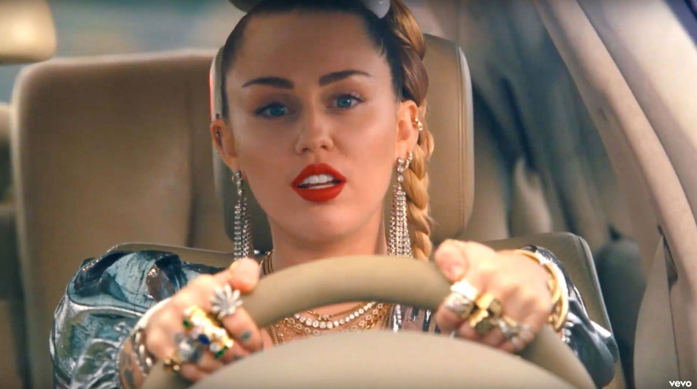 VMAs 2020: Miley Cyrus trình diễn đu người, kỷ nguyên “Wrecking Ball” sắp trở lại? ảnh 6