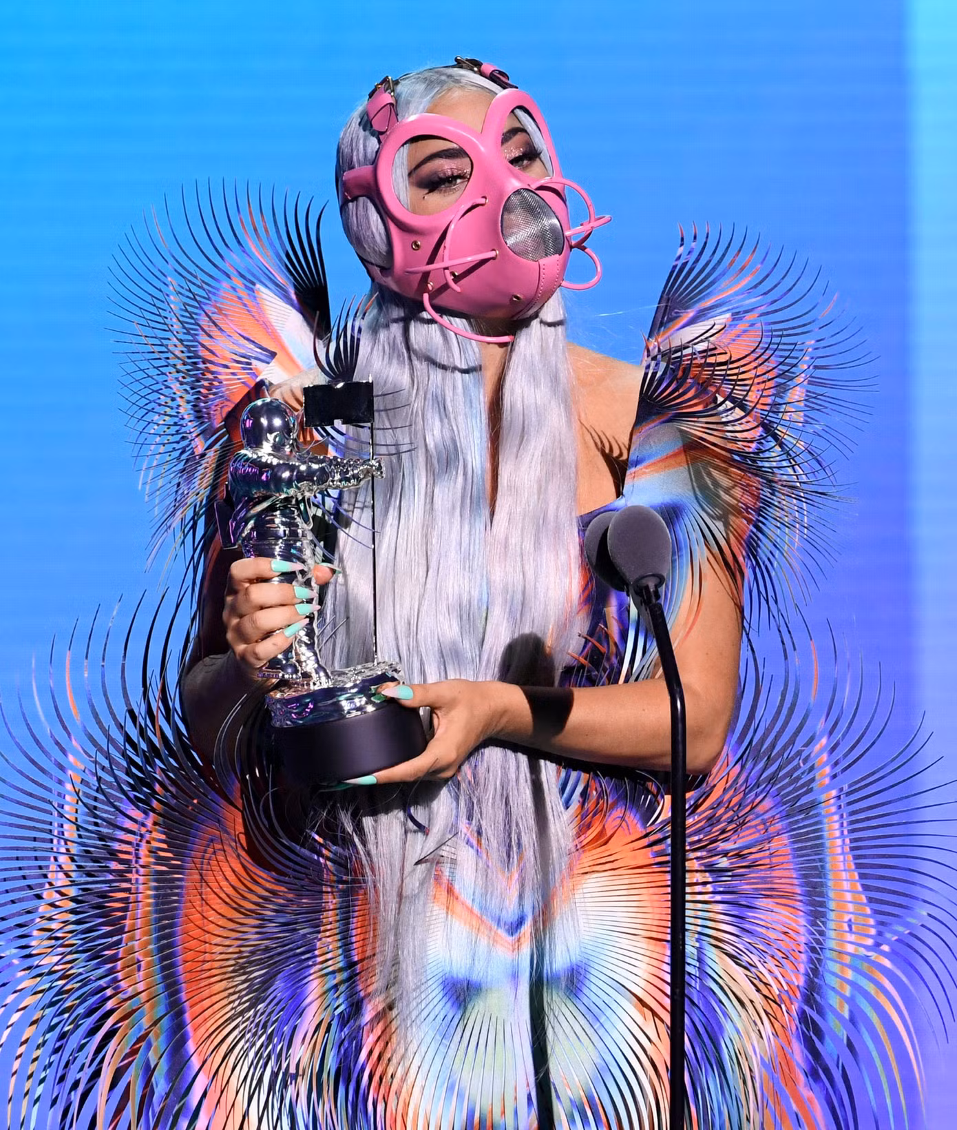 VMAs 2020: Lady Gaga chiếm sóng với “bộ sưu tập” thời trang vừa ngầu vừa đẳng cấp ảnh 3