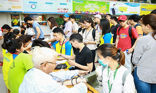 Sẻ chia với cộng đồng: Sinh viên ĐH HUTECH tổ chức ngày hội Hiến máu tình nguyện ảnh 2