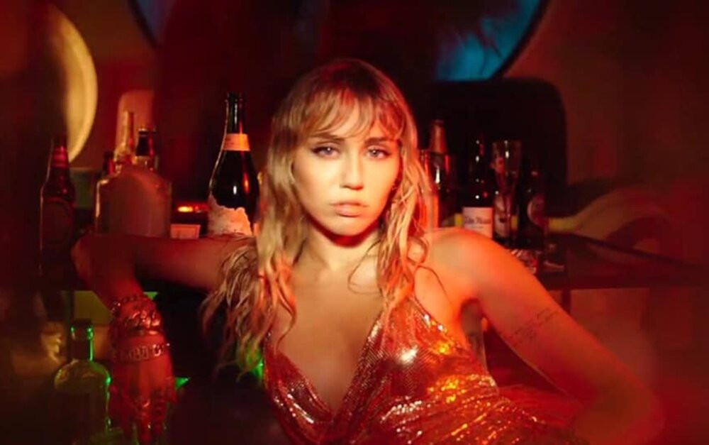 VMAs 2020: Miley Cyrus trình diễn đu người, kỷ nguyên “Wrecking Ball” sắp trở lại? ảnh 5