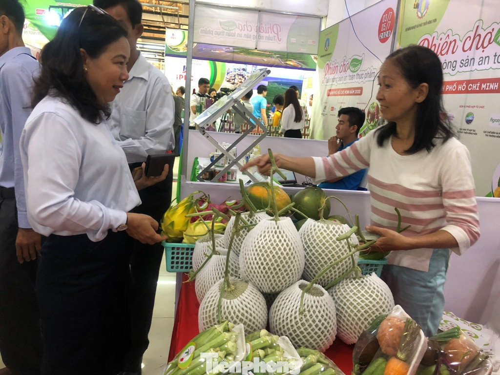 Na 'siêu to khổng lồ', cà rốt ngón tay… 'đổ bộ' Sài Gòn ảnh 2