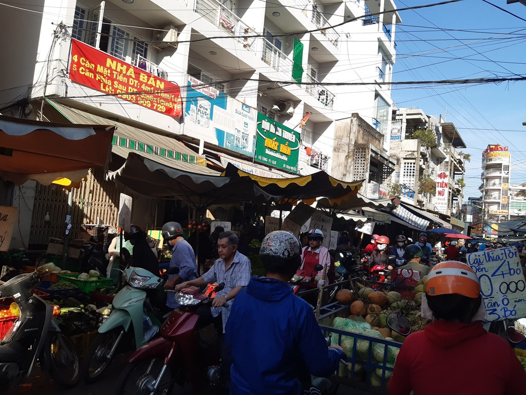 Tiểu thương 'méo mặt' vì hàng hóa ế ẩm dịp Tết Dương lịch ảnh 8