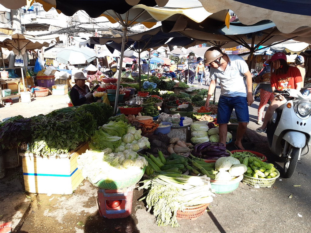 Tiểu thương 'méo mặt' vì hàng hóa ế ẩm dịp Tết Dương lịch ảnh 4