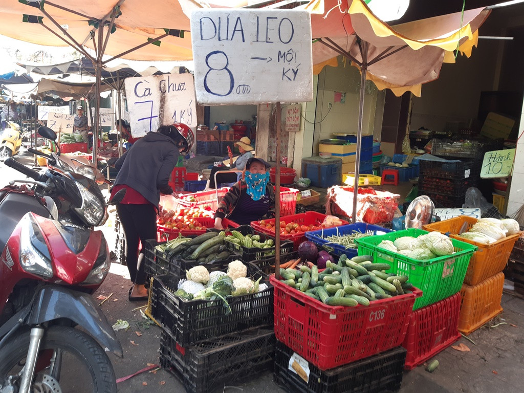 Tiểu thương 'méo mặt' vì hàng hóa ế ẩm dịp Tết Dương lịch ảnh 6