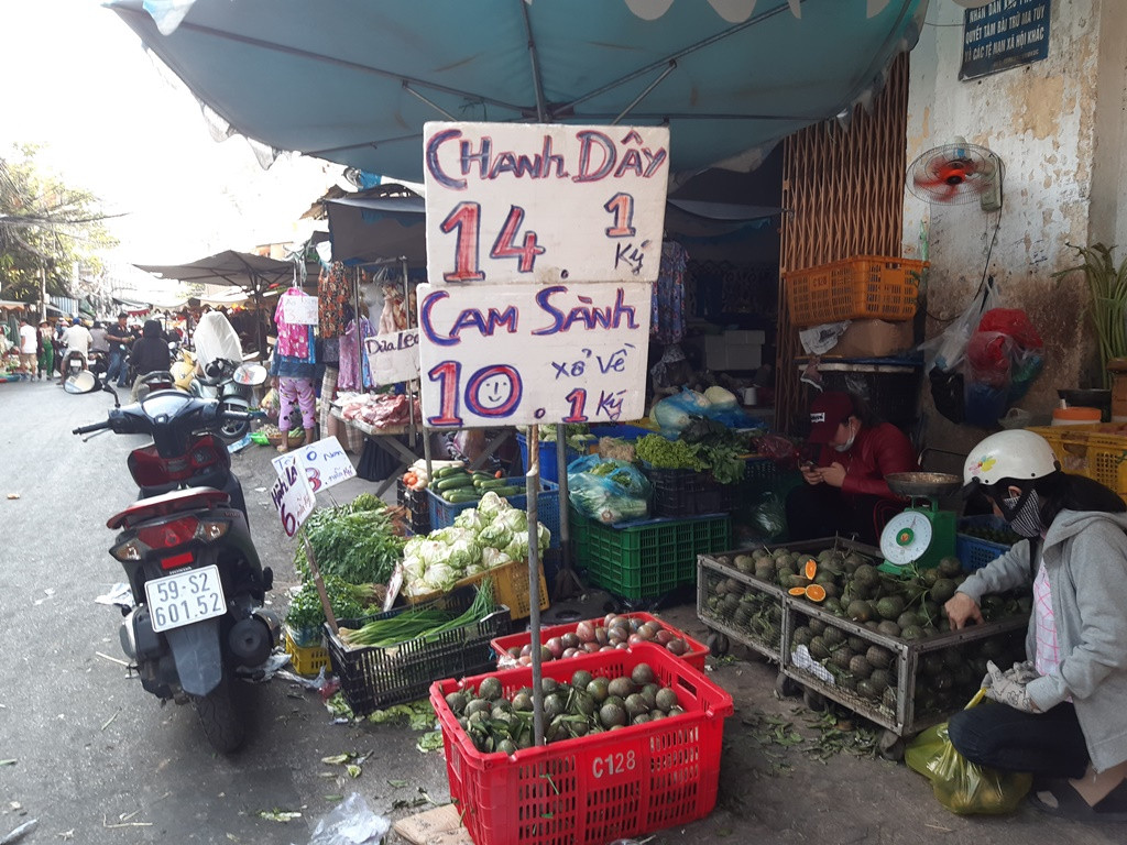 Tiểu thương 'méo mặt' vì hàng hóa ế ẩm dịp Tết Dương lịch ảnh 7