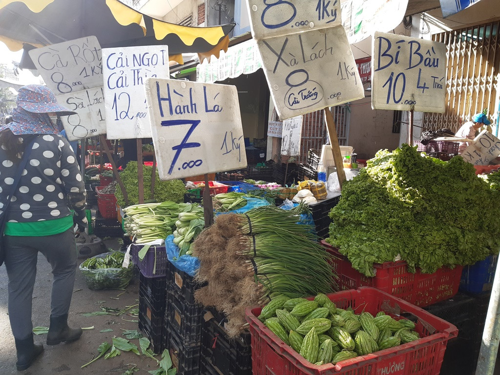 Tiểu thương 'méo mặt' vì hàng hóa ế ẩm dịp Tết Dương lịch ảnh 2