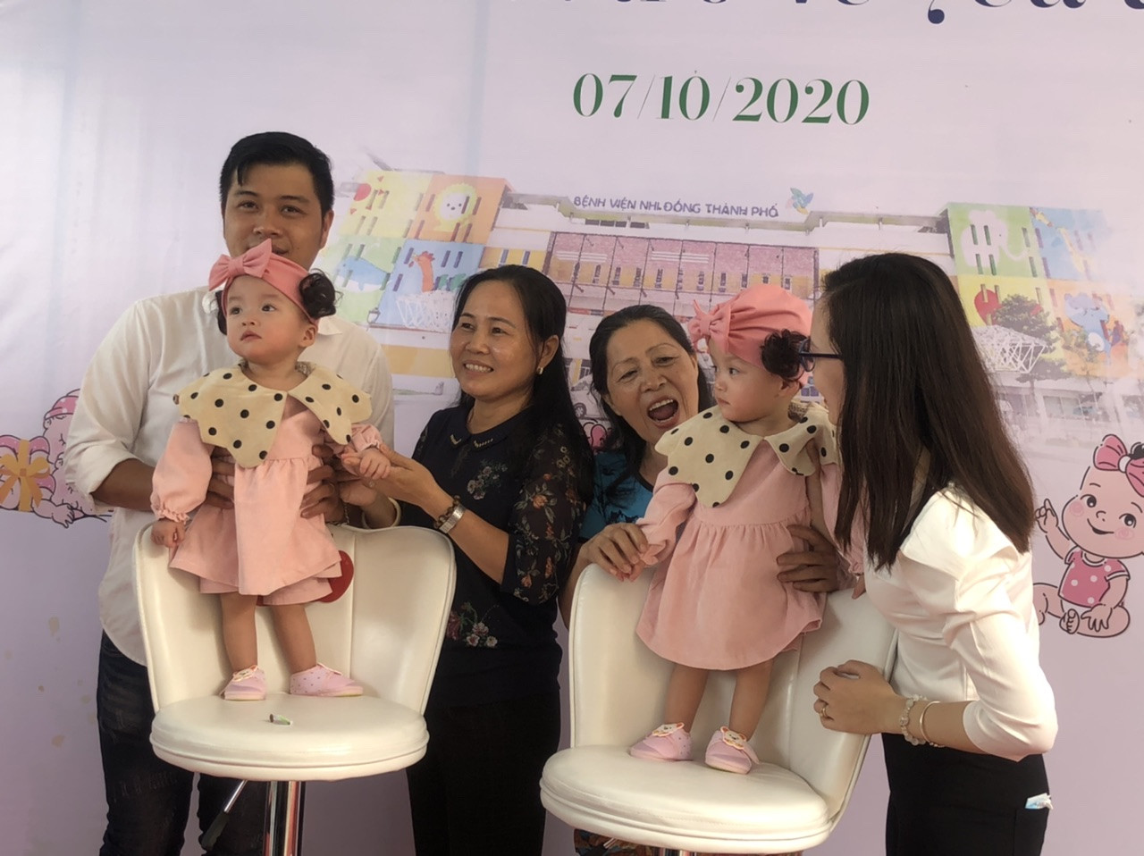 Song Nhi xúng xính áo hồng trong ngày xuất viện ảnh 8