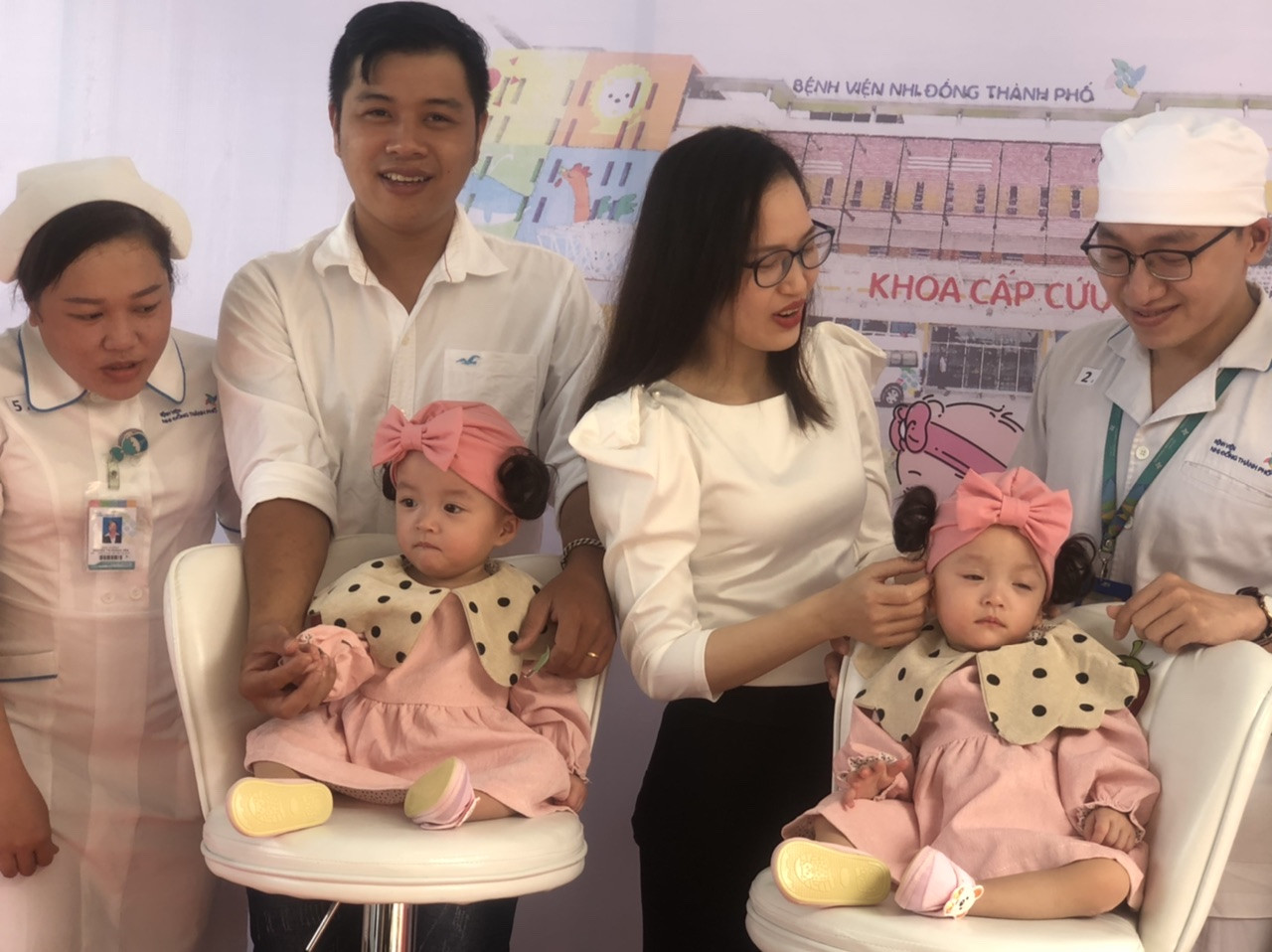 Song Nhi xúng xính áo hồng trong ngày xuất viện ảnh 9