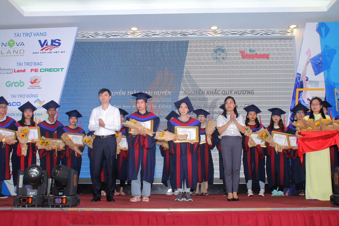 Phần thưởng bất ngờ dành cho cô thủ khoa người H'rê Đinh Thị Huệ ảnh 10