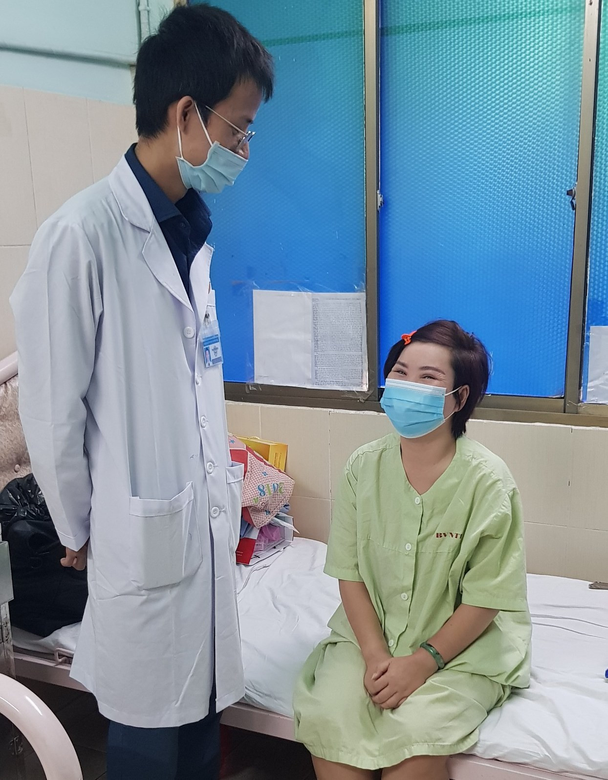 Sử dụng Testosterone trước khi chuyển giới, cô gái trẻ mang khối u to bằng quả dưa hấu ảnh 2