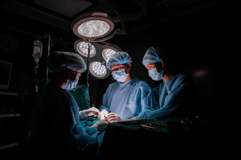 Ngực thủng lỗ sâu hoắm vì tiêm silicon ‘nâng cấp vòng 1’ ảnh 1