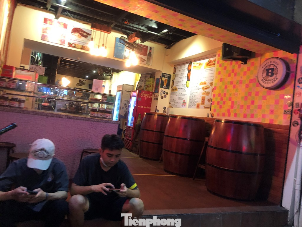 Phố Tây Bùi Viện vui chơi tận khuya trong ngày đầu mở cửa trở lại ảnh 14