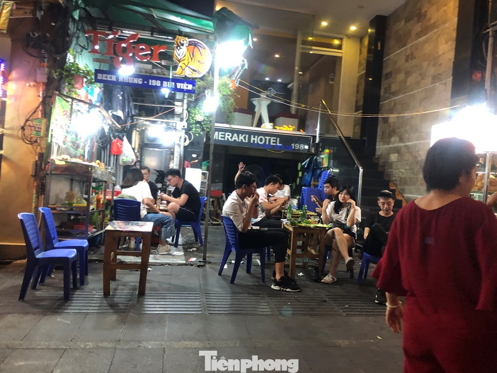 Phố Tây Bùi Viện vui chơi tận khuya trong ngày đầu mở cửa trở lại ảnh 8