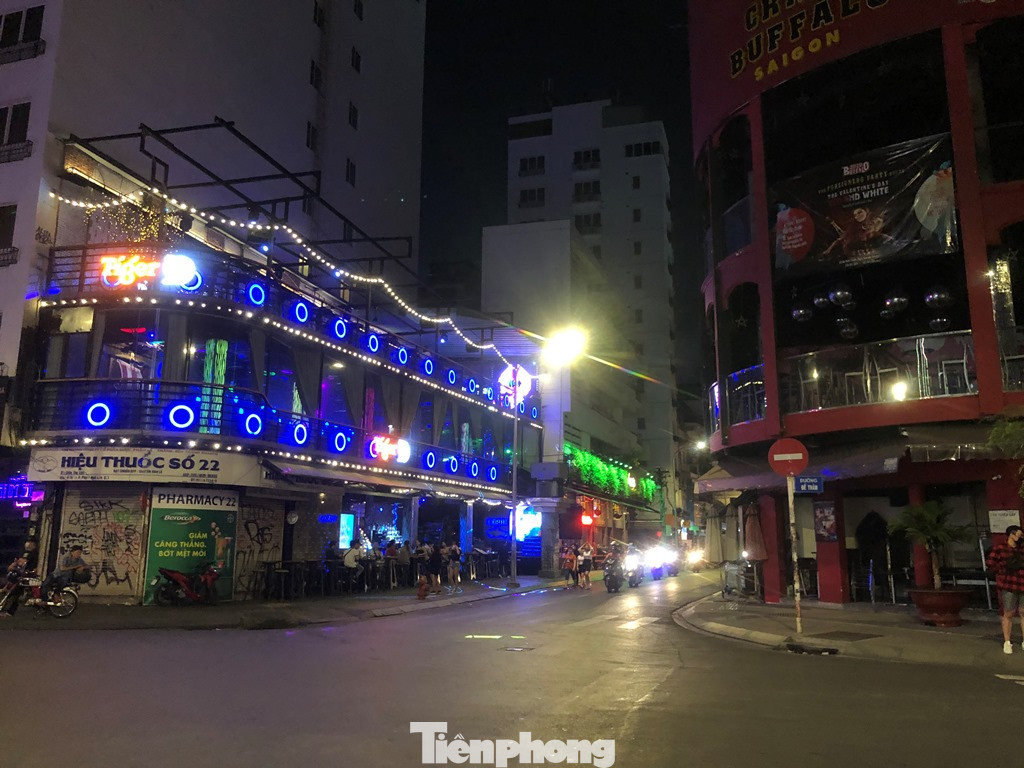 Phố Tây Bùi Viện vui chơi tận khuya trong ngày đầu mở cửa trở lại ảnh 13