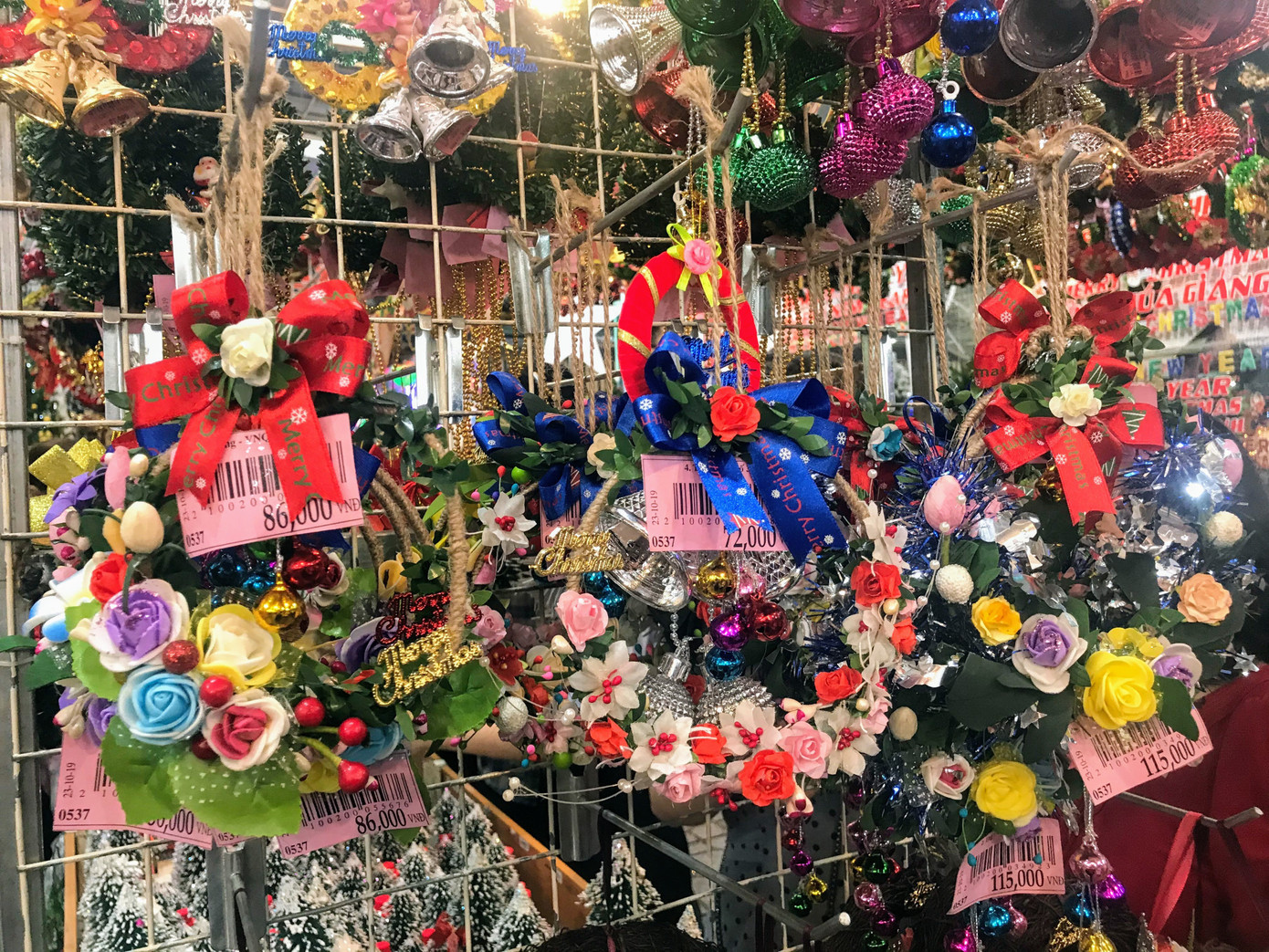 Dân Sài Gòn 'săn' tùng thơm giá rẻ chơi Noel ảnh 7