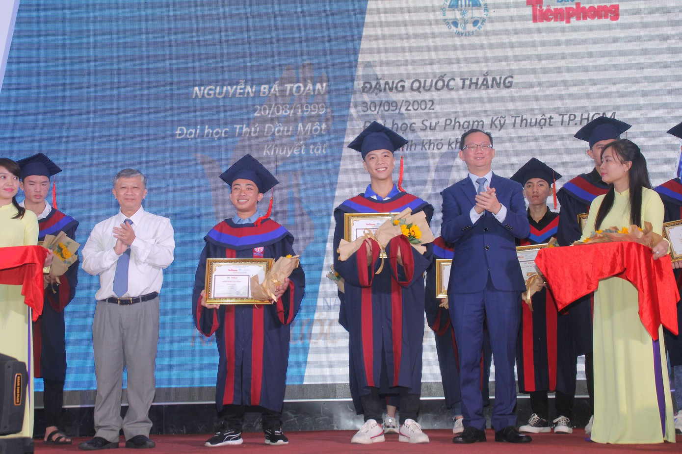 Phần thưởng bất ngờ dành cho cô thủ khoa người H'rê Đinh Thị Huệ ảnh 9