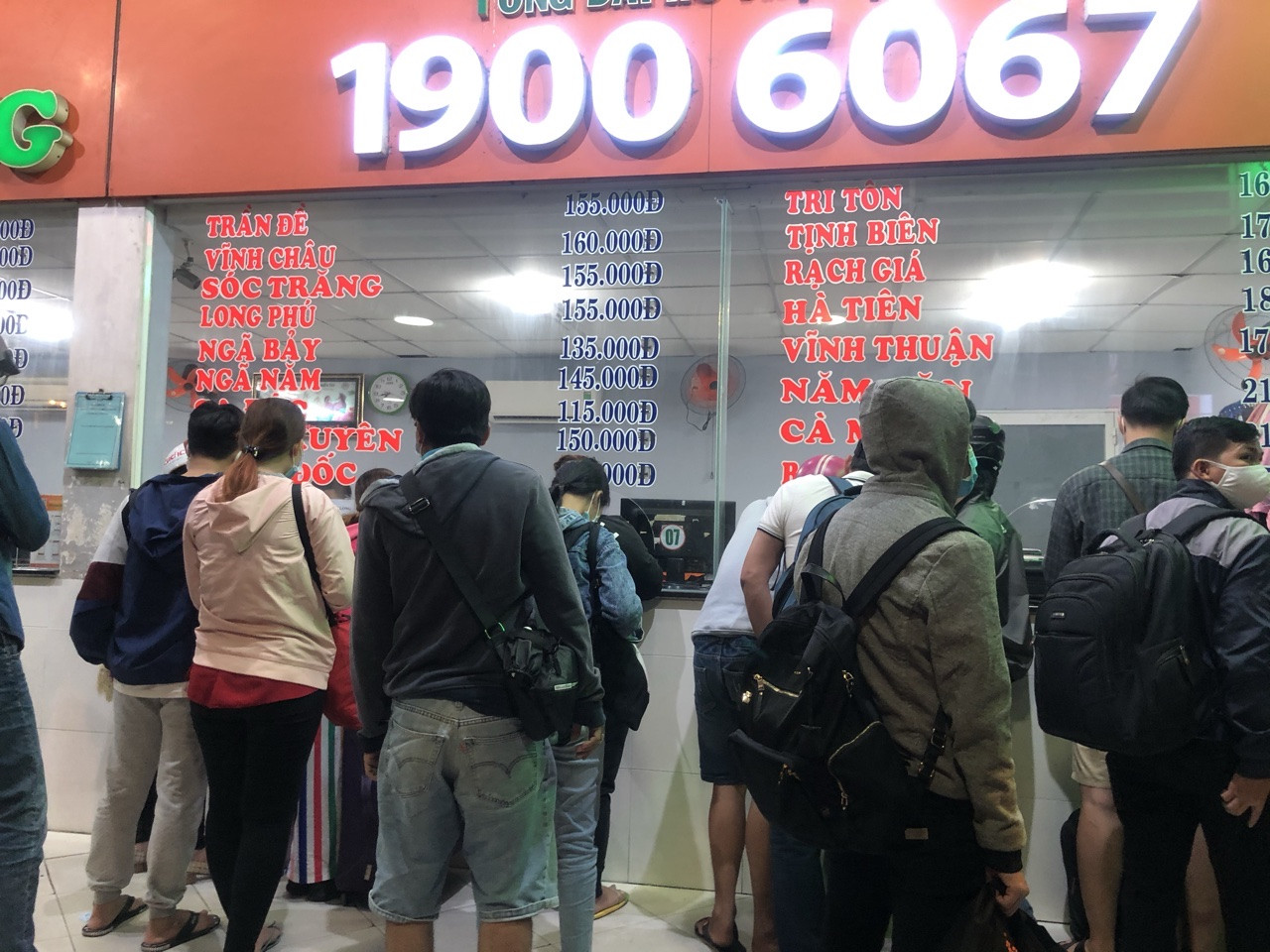 Nghìn nghịt người chen chân mua vé về quê trong đêm cuối năm ảnh 11