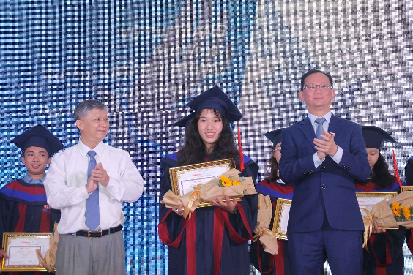 Phần thưởng bất ngờ dành cho cô thủ khoa người H'rê Đinh Thị Huệ ảnh 6