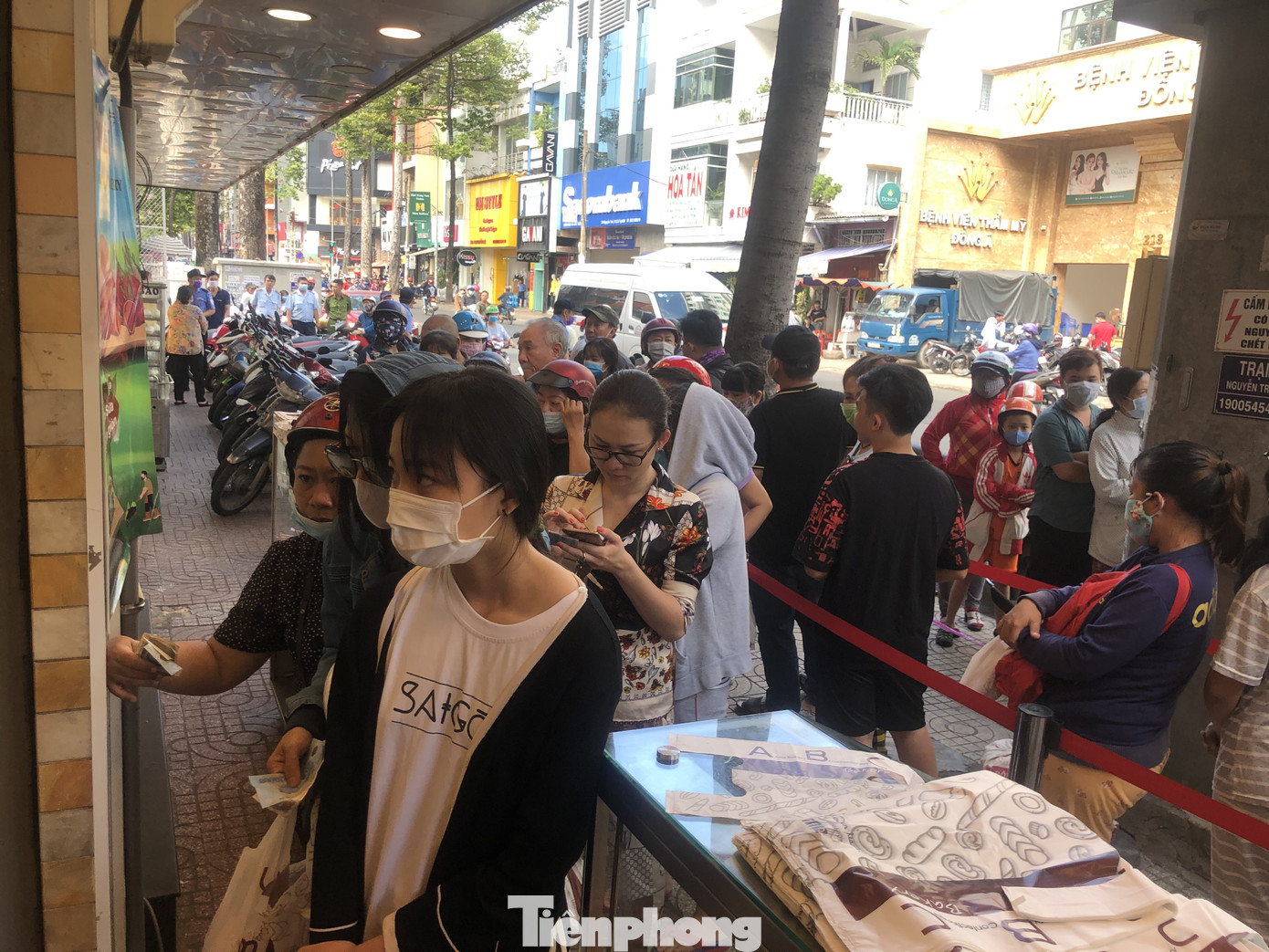 Rồng rắn xếp hàng mua bánh mì thanh long ở Sài Gòn ảnh 2