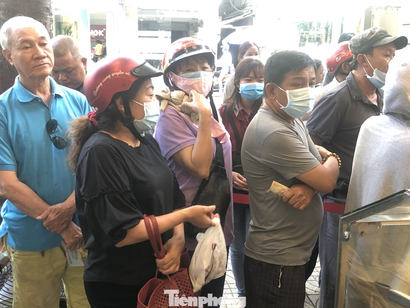 Rồng rắn xếp hàng mua bánh mì thanh long ở Sài Gòn ảnh 14