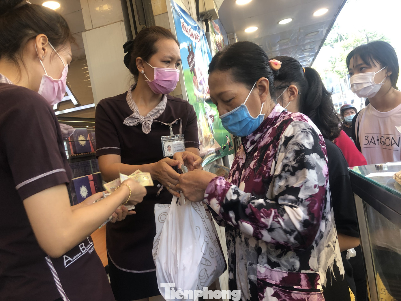 Rồng rắn xếp hàng mua bánh mì thanh long ở Sài Gòn ảnh 12