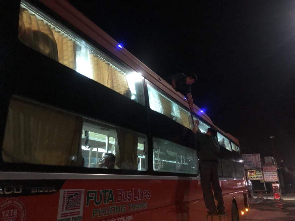 Khách hoảng loạn vì cả chục xe giường nằm bị ném đá trong đêm ảnh 2