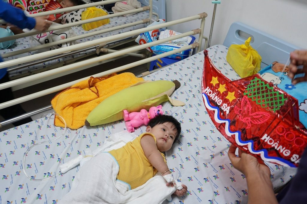 Trúc Nhi - Diệu Nhi nhún nhảy theo trống lân đón trung thu đầu tiên ảnh 12