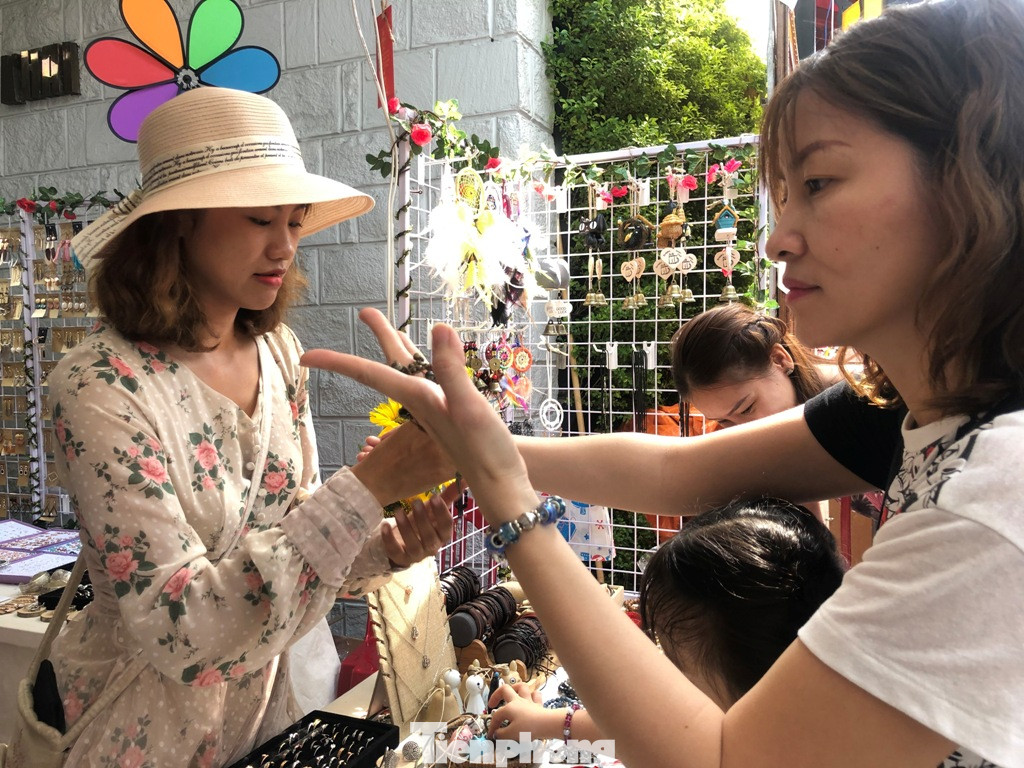 Về tết trễ một chút để “bán” niềm vui cho mọi người ảnh 8