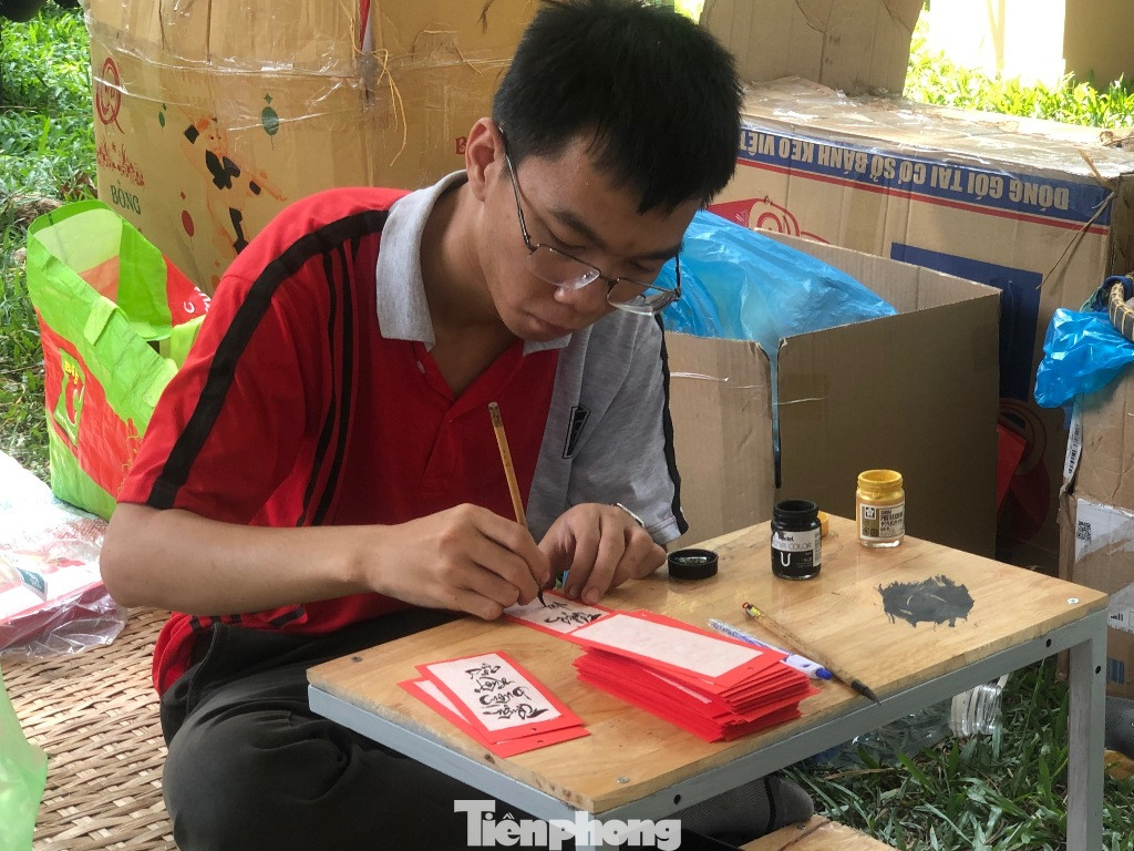 Về tết trễ một chút để “bán” niềm vui cho mọi người ảnh 7