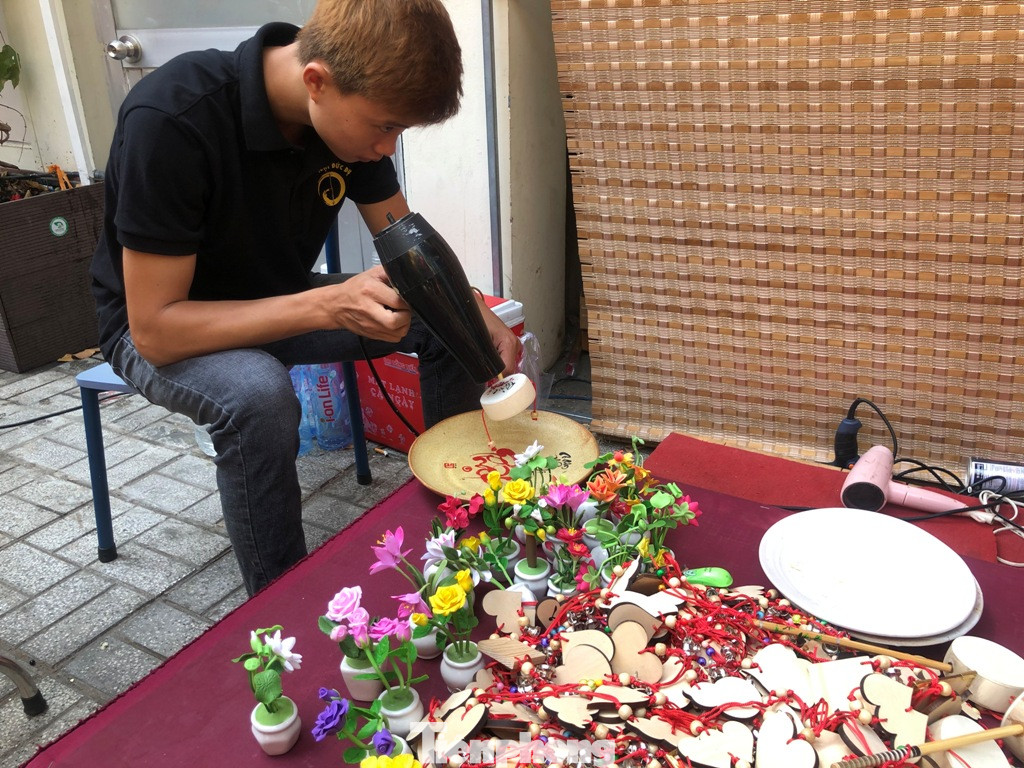 Về tết trễ một chút để “bán” niềm vui cho mọi người ảnh 6