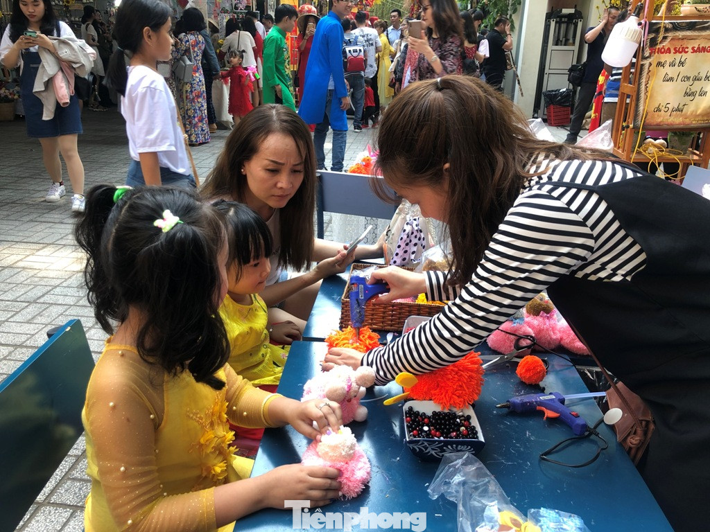 Về tết trễ một chút để “bán” niềm vui cho mọi người ảnh 9