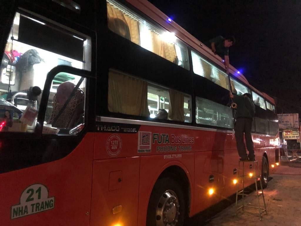 Khách hoảng loạn vì cả chục xe giường nằm bị ném đá trong đêm ảnh 1