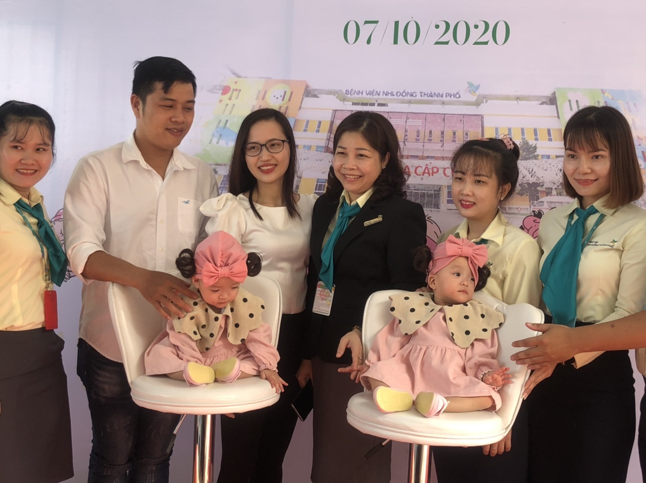 Song Nhi xúng xính áo hồng trong ngày xuất viện ảnh 2