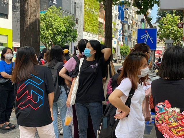 TPHCM: Rồng rắn chen chân mua hàng giảm giá ngày Black Friday ảnh 8