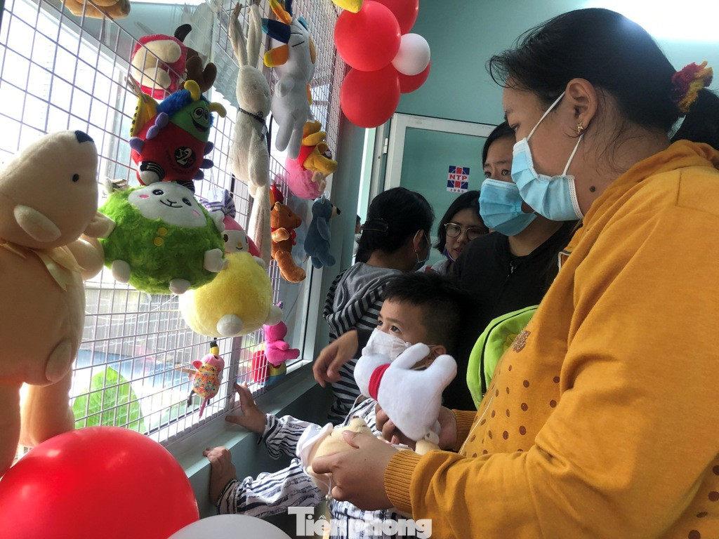 Bệnh nhân nghèo ấm lòng với gian hàng 'chia sẻ yêu thương' ảnh 2