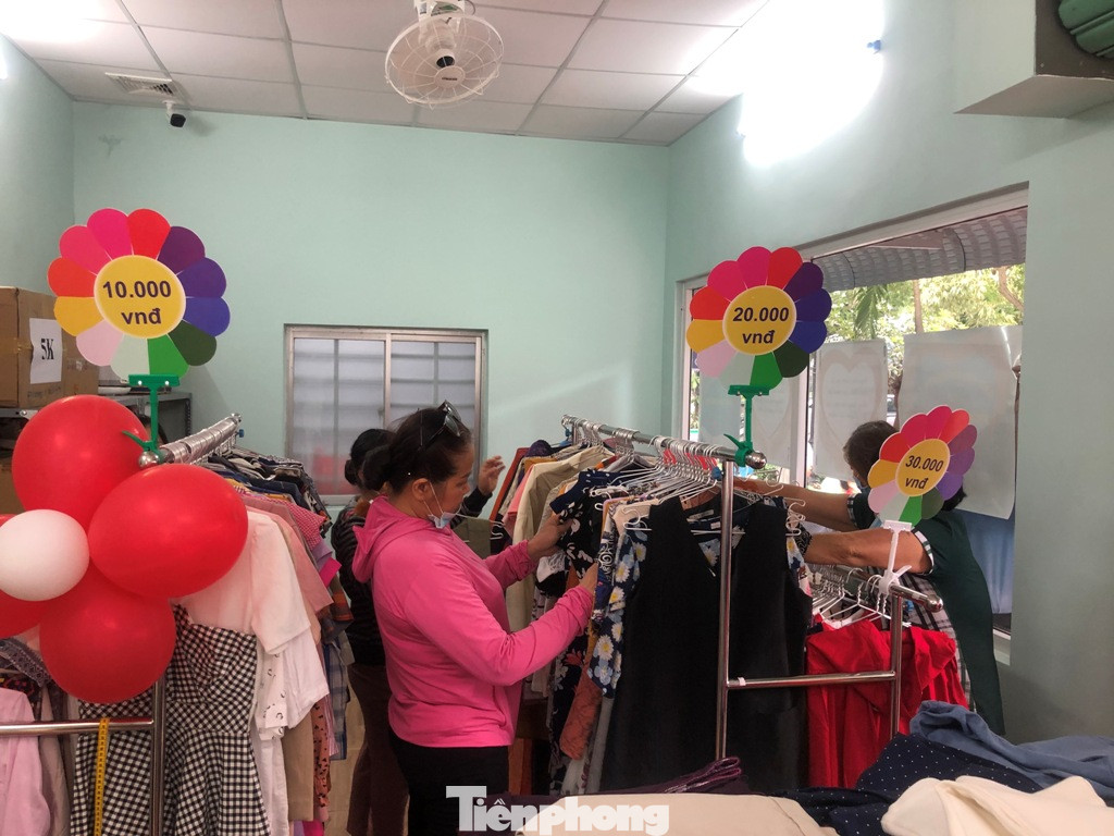 Bệnh nhân nghèo ấm lòng với gian hàng 'chia sẻ yêu thương' ảnh 1