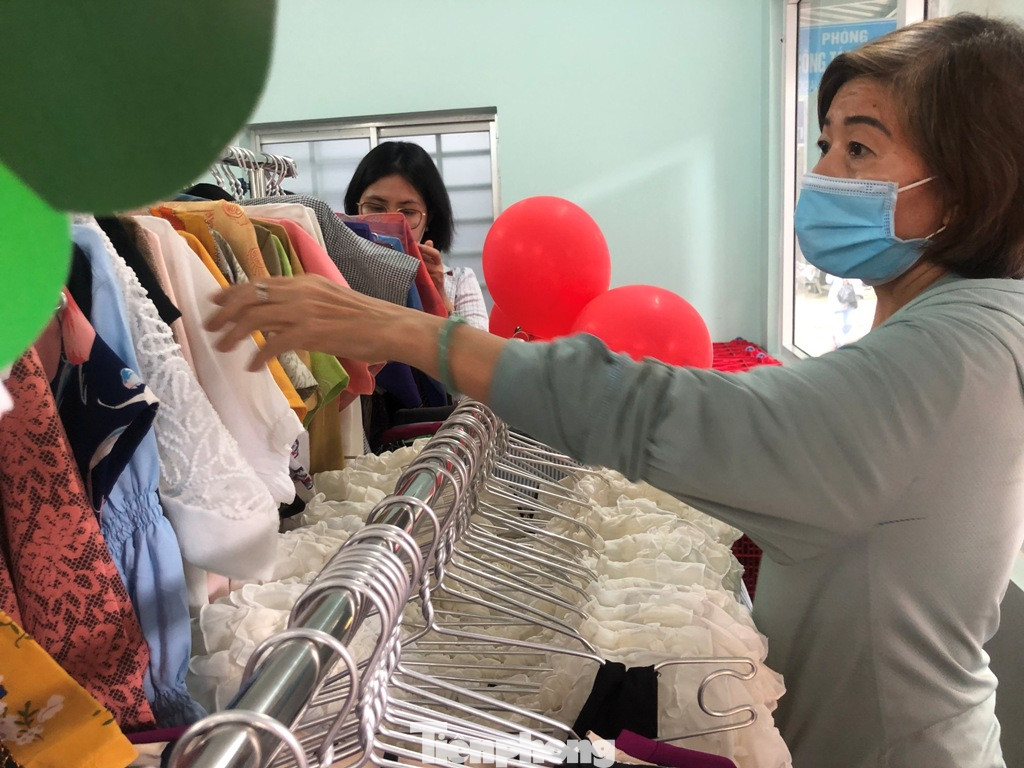 Bệnh nhân nghèo ấm lòng với gian hàng 'chia sẻ yêu thương' ảnh 3