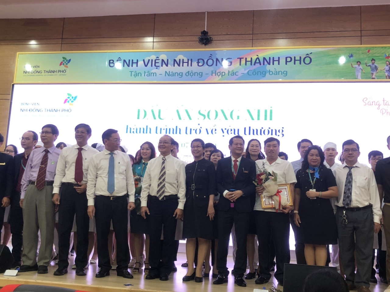 Y bác sĩ bịn rịn không rời giây phút tạm chia tay 2 thiên thần nhỏ song Nhi ảnh 2