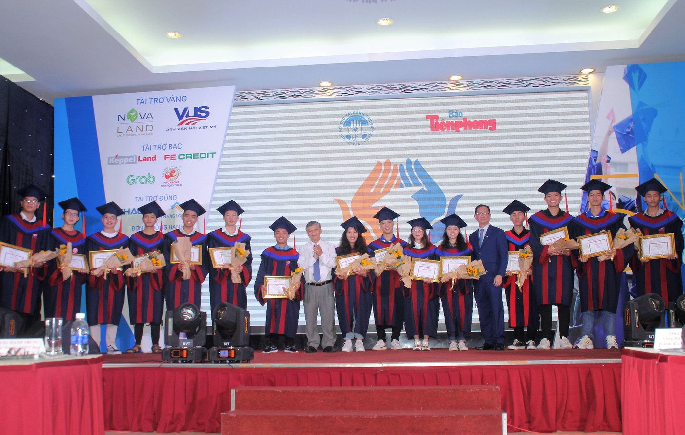 Phần thưởng bất ngờ dành cho cô thủ khoa người H'rê Đinh Thị Huệ ảnh 5