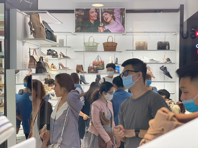 TPHCM: Rồng rắn chen chân mua hàng giảm giá ngày Black Friday ảnh 2