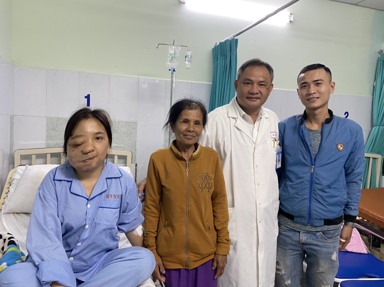 Cứu cô gái trẻ 22 năm mang 'khuôn mặt quỷ' ảnh 4