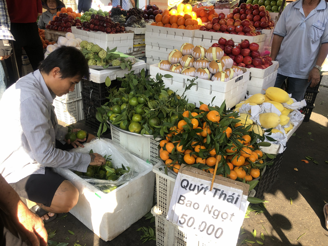 Trái cây 'khổng lồ' gắn mác ngoại bày bán giá rẻ trên vỉa hè Sài Gòn ảnh 13